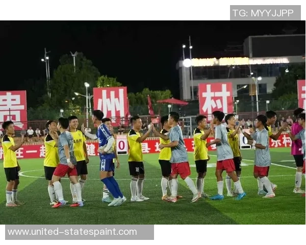 足球巨星惊喜现身引爆全场激情球迷热情高涨欢呼不断