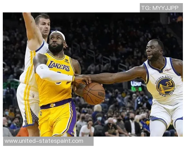 黄衣球星风采展现 球场上的闪亮之星与精彩瞬间